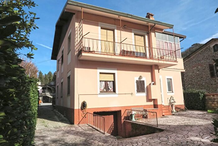 Casa con 9 locali in vendita in Fivizzano