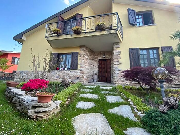 Casa con 6 locali in vendita in Via Monza, Bussero