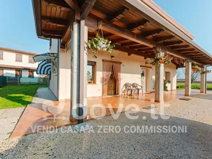 Casa con 6 locali in vendita in Fontanelle