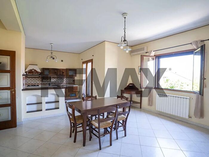 Appartamento con 10 locali in vendita in Via Vincenzo Bellini, Gravina Di Catania