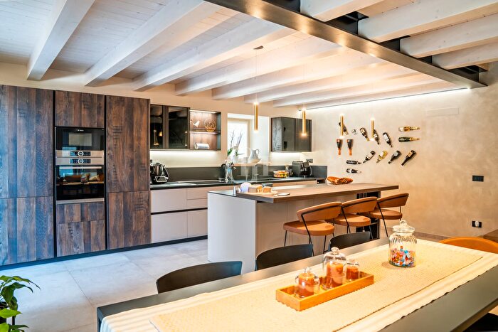 Casa con 10 locali in vendita in Via Rosmini, Cavedine