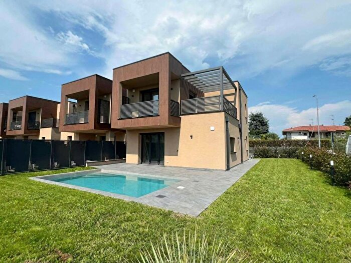Casa con 6 locali in affitto in Via Case Sparse Serraglie, Pieve Vecchia Villaggio Sanghen, Manerba del Garda
