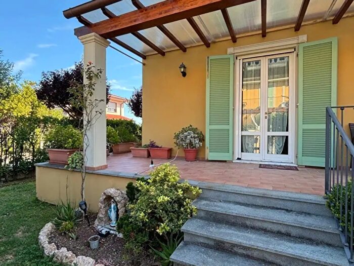 Casa con 6 locali in vendita in Camaiore
