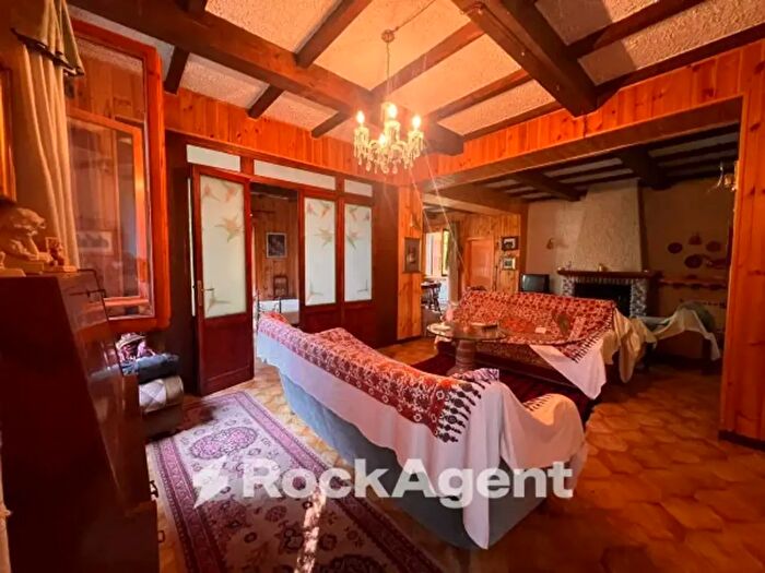 Casa con 6 locali in vendita in Via Casa Mezzanotte, Pievepelago