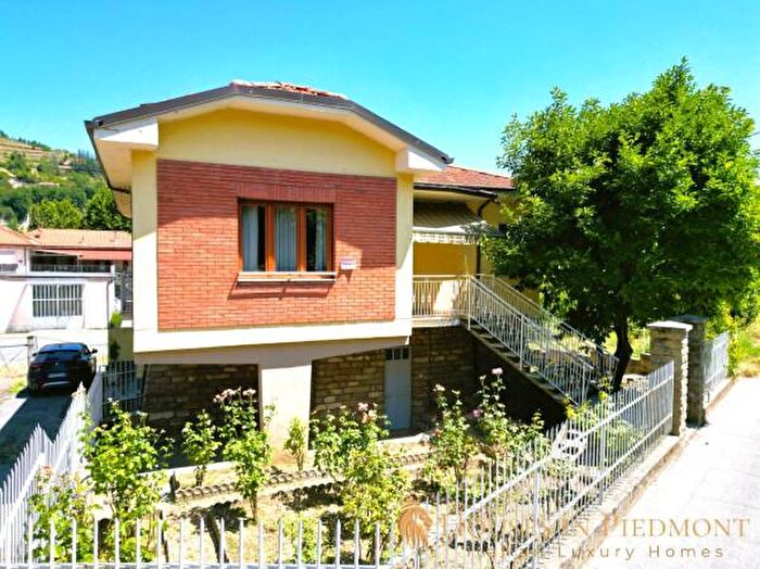 Casa con 6 locali in vendita in Cortemilia