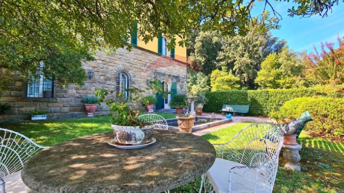 Appartamento con 8 locali in vendita in Via delle Selve, Lastra A Signa