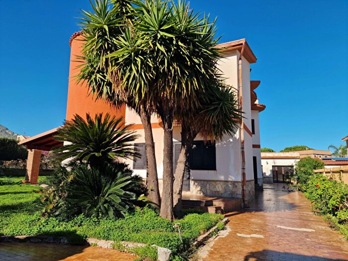 Casa con 7 locali in vendita in Via Robinia, Carini