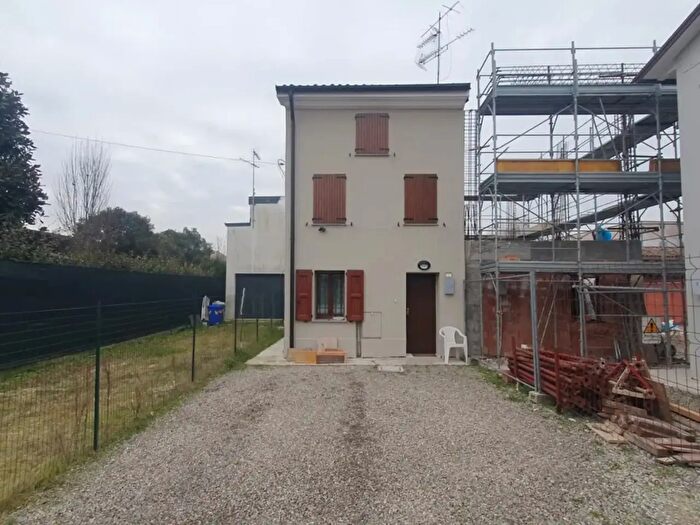 Casa quadrilocale in vendita in Via Chiesa Sud, Novi Di Modena