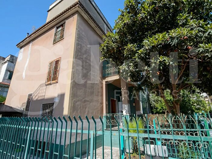 Casa con 10 locali in vendita in Via Carlo De Marco, Napoli