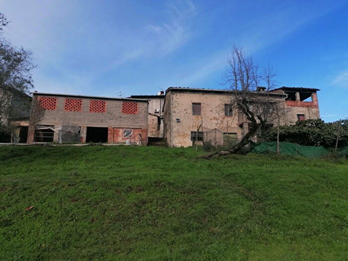 Casa con 10 locali in vendita in Gallicano