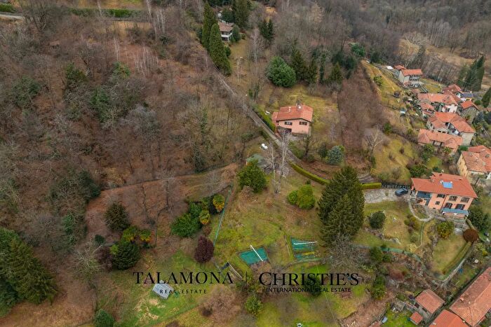 Casa con 6 locali in vendita in Dumenza