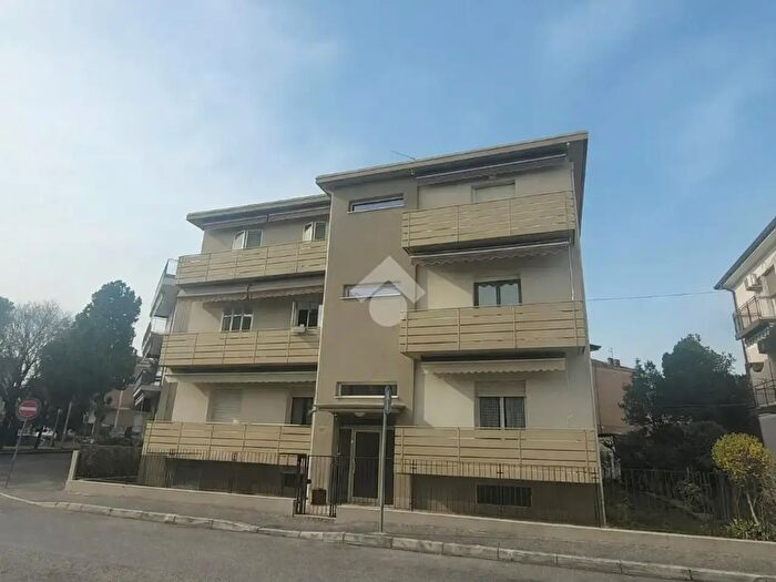 Appartamento trilocale in vendita in Via Polesine, Verona