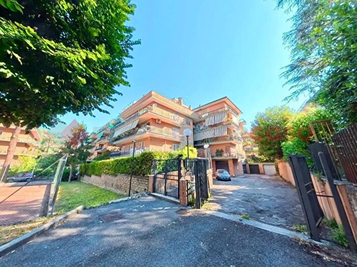 Appartamento con 5 locali in vendita in Via Suvereto, Roma