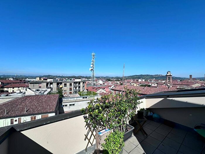 Casa trilocale in affitto in Via Vittorio Emanuele, Centro, Alba