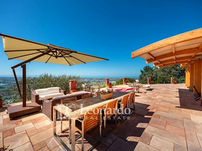 Casa con 11 locali in vendita in Massarosa