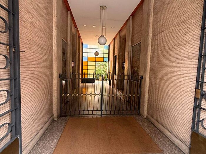 Appartamento trilocale in affitto in Via Carmine Modestino, Solari, Milano