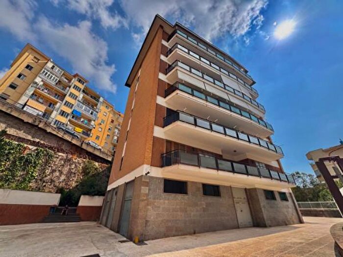 Appartamento con 6 locali in vendita in Via Domenico Fontana, Napoli