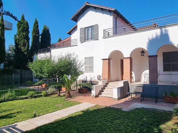 Casa con 5 locali in affitto in Via Appia Nuova, Appio Claudio Statuario, Roma