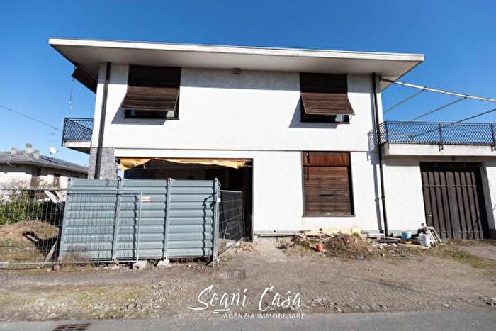 Casa quadrilocale in vendita in Via Annuncata Bournè, Oleggio