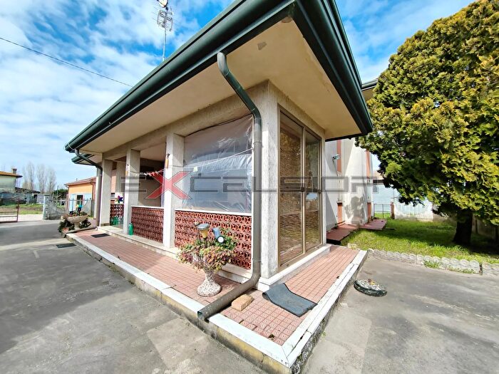 Casa con 6 locali in vendita in Via G Matteotti N Bis Cavarzere Ve, Cavarzere