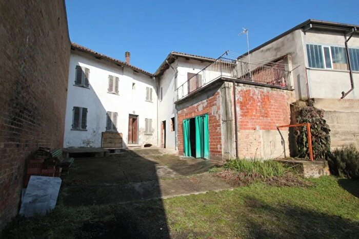 Casa con 6 locali in vendita in Via Duca dAosta Castelnuovo Calcea, Castelnuovo Calcea