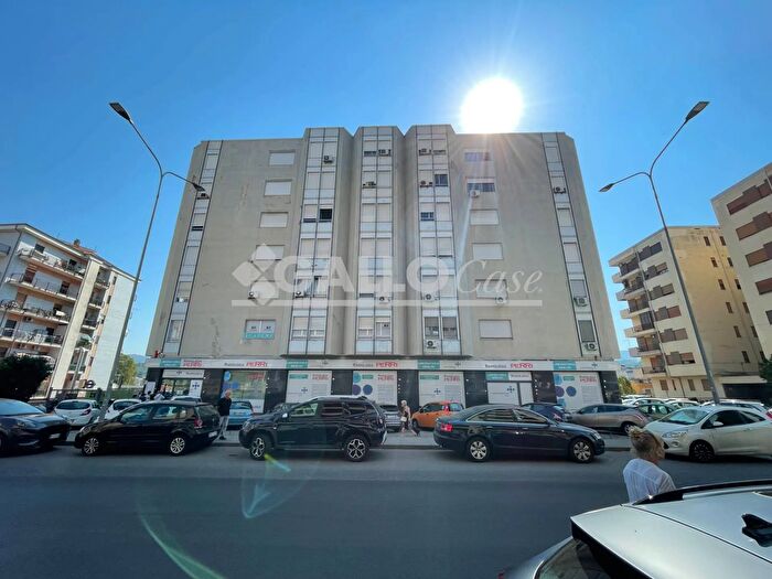 Appartamento con 6 locali in vendita in Via Giovanni E Francesca Falcone Cosenza, Cosenza