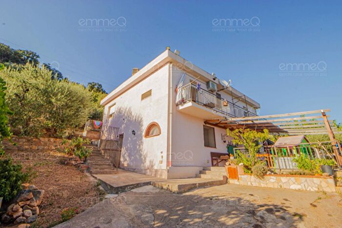 Appartamento con 5 locali in vendita in Cda Santa Maria Carrara Snc, Pollina