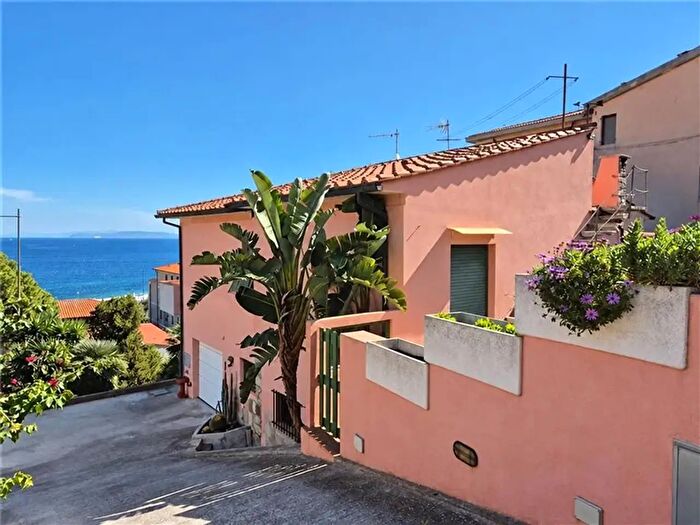 Casa con 10 locali in vendita in Portoferraio