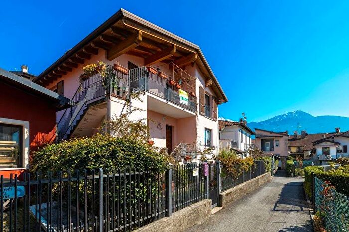 Casa con 8 locali in vendita in Gravedona ed Uniti