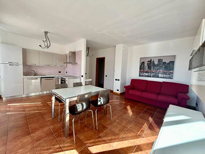 Appartamento trilocale in affitto in Via Marinai dItalia, Sarnico