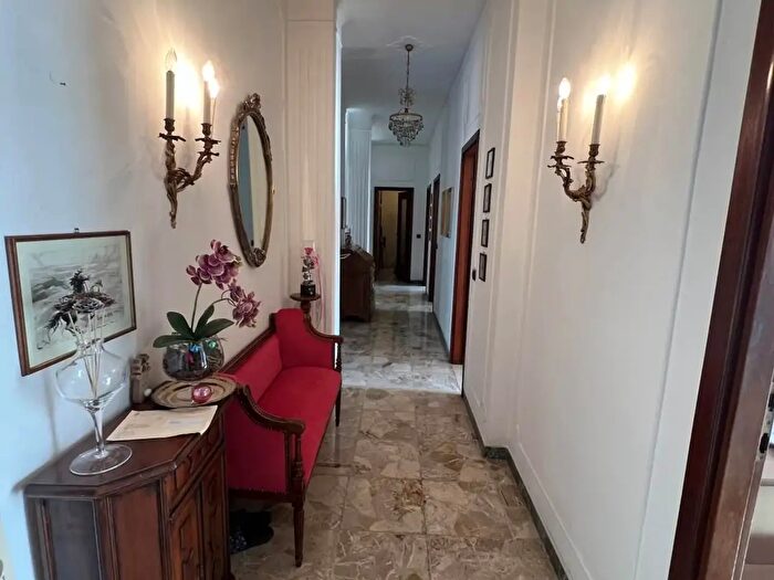 Appartamento con 6 locali in vendita in Via Rogerio, Piacenza