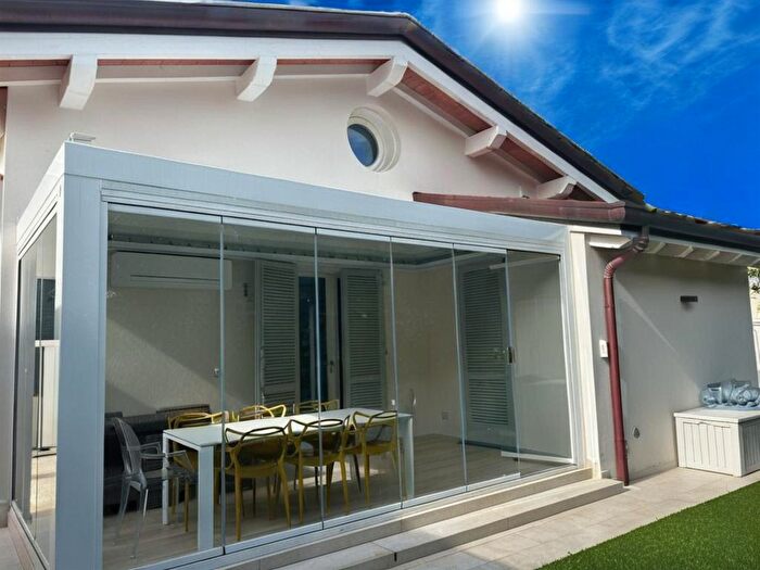 Casa con 7 locali in vendita in Forte Dei Marmi