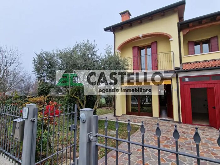 Casa con 6 locali in vendita in Piazza Antonio Galato, Vigonza