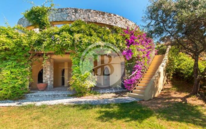 Casa con 6 locali in vendita in Forte Dei Marmi