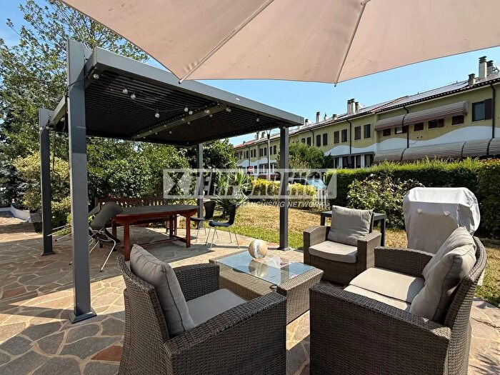 Casa con 5 locali in vendita in Via Amendola, Assago