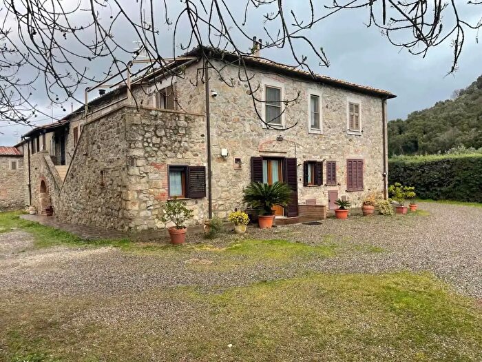 Casa con 10 locali in vendita in Roccastrada