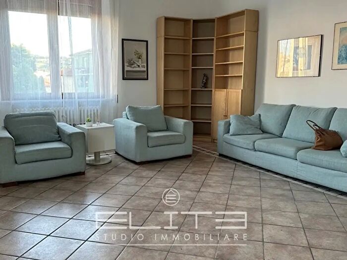 Appartamento con 8 locali in affitto in Ancona