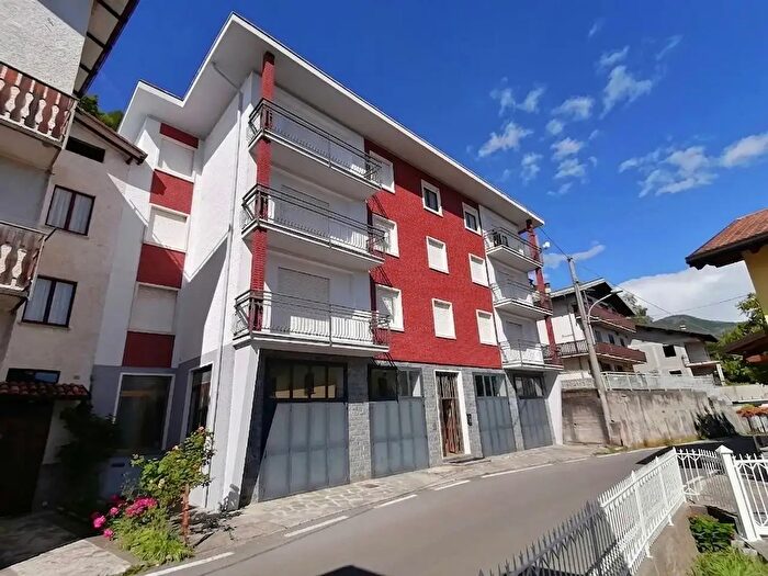 Appartamento con 12 locali in vendita in Via Sassi, Casargo