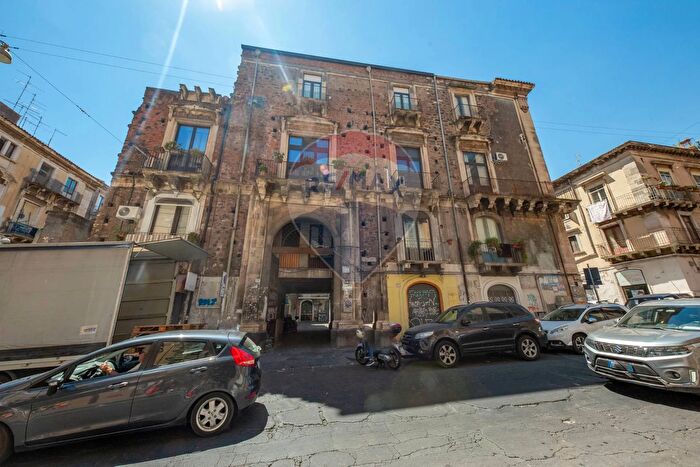 Appartamento con 9 locali in vendita in Via Vittorio Emanuele, Catania