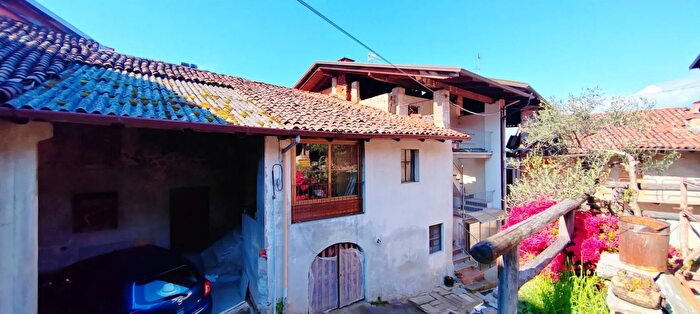 Casa con 6 locali in vendita in Frazione Rongio Superiore Masserano, Masserano