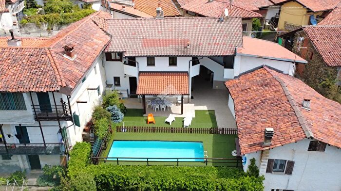 Casa con 9 locali in vendita in Frazione Piletta, Magnano