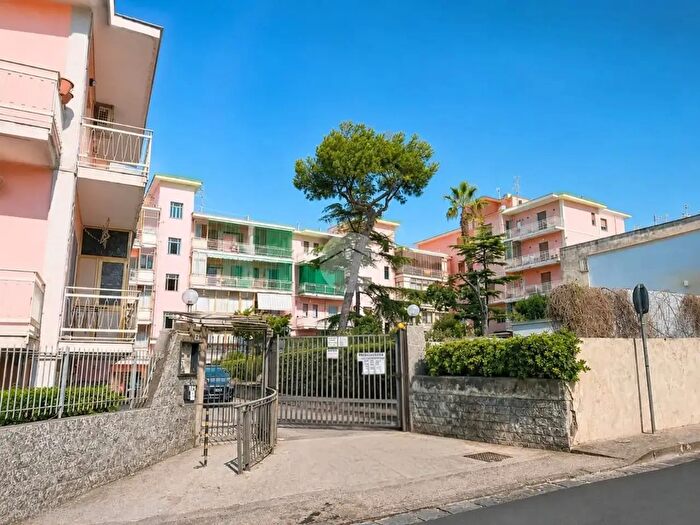 Appartamento quadrilocale in vendita in Via Nuova Trecase, Torre Del Greco
