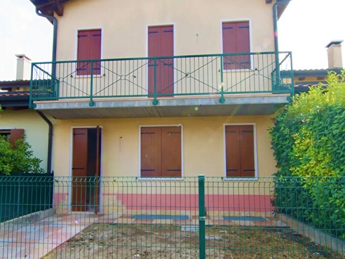 Casa con 6 locali in vendita in Arcole