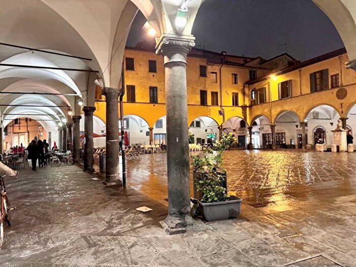 Appartamento trilocale in affitto in Piazza delle Vettovaglie, Santa Maria, Pisa