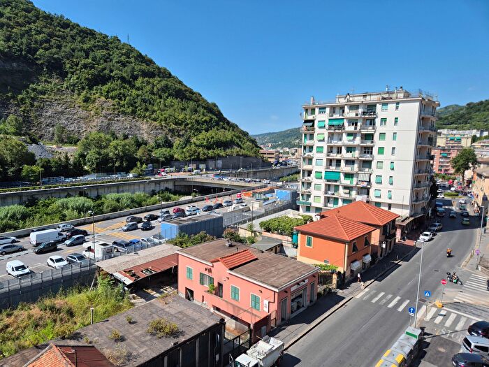 Appartamento con 6 locali in vendita in Via Luigi Gherzi, Genova