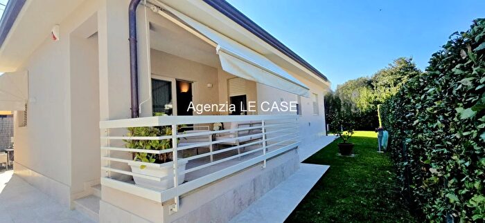 Casa quadrilocale in affitto in Forte Dei Marmi