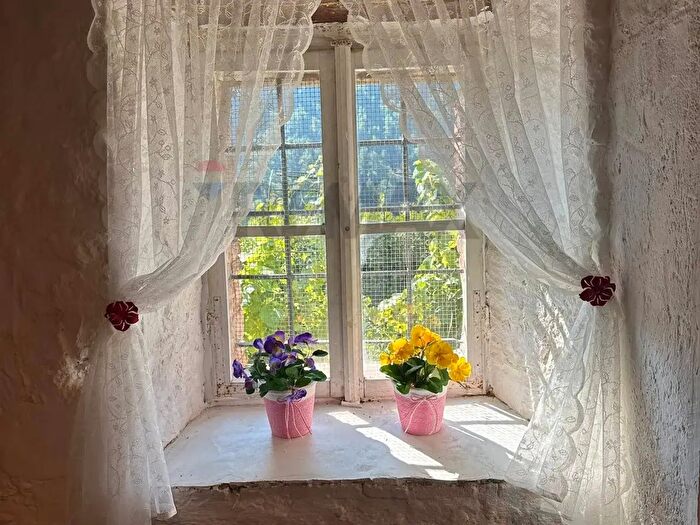 Casa con 6 locali in vendita in Pescaglia