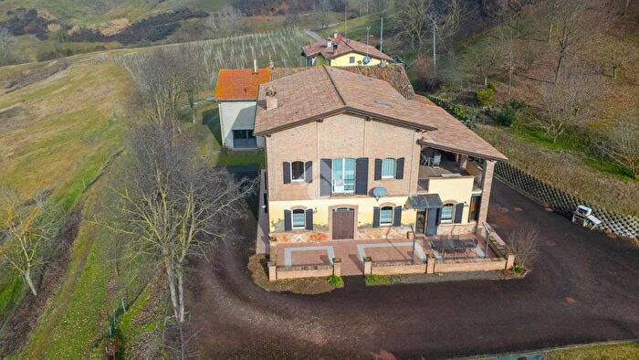 Casa con 8 locali in vendita in Via Malacria, Langhirano