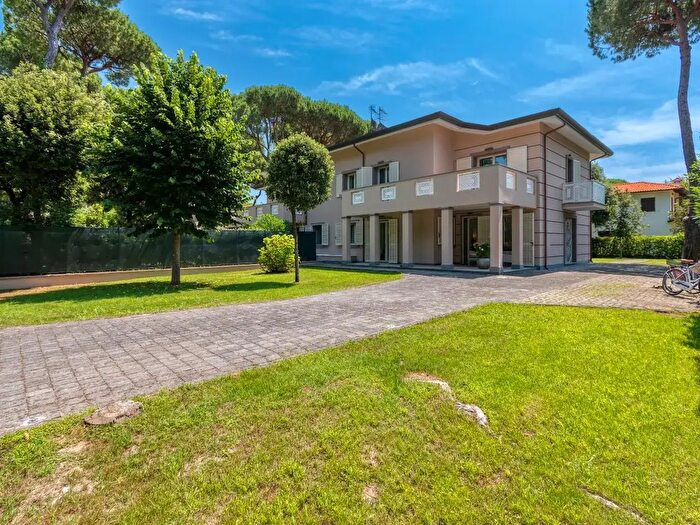 Casa con 14 locali in affitto in Forte Dei Marmi