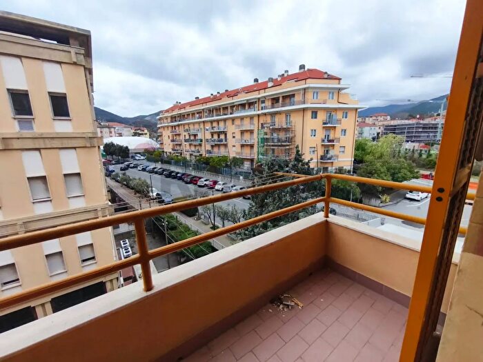 Appartamento quadrilocale in vendita in Vado Ligure
